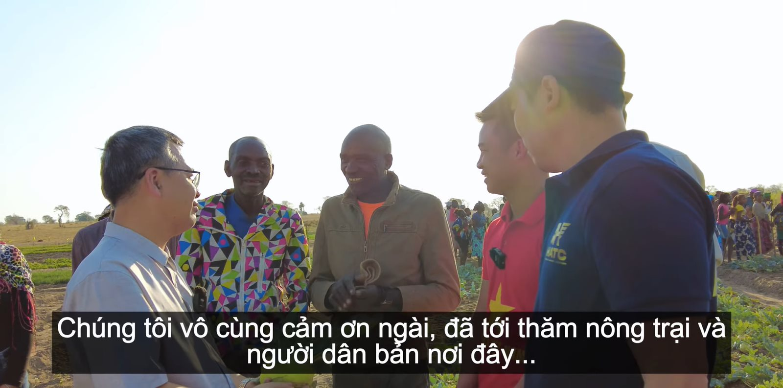 Đại sứ Việt Nam tại Angola đến thăm team Quang Linh châu Phi, ông nói một câu làm ai nấy đều xúc động - Ảnh 1