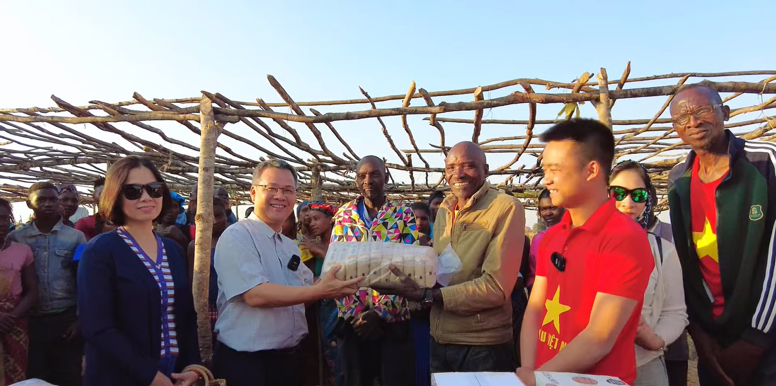 Đại sứ Việt Nam tại Angola đến thăm team Quang Linh châu Phi, ông nói một câu làm ai nấy đều xúc động - Ảnh 6