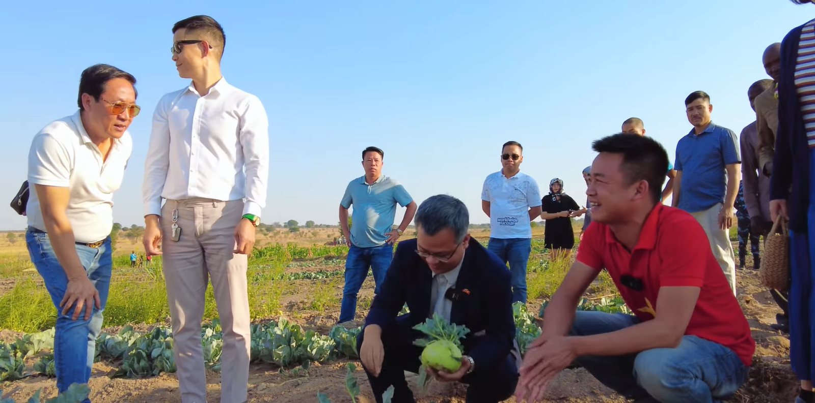 Đại sứ Việt Nam tại Angola đến thăm team Quang Linh châu Phi, ông nói một câu làm ai nấy đều xúc động - Ảnh 3