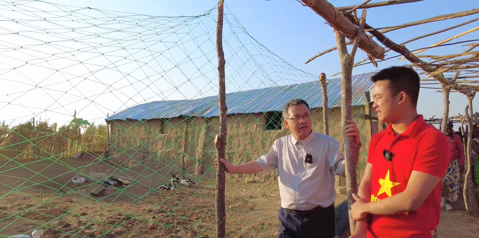 Đại sứ Việt Nam tại Angola đến thăm team Quang Linh châu Phi, ông nói một câu làm ai nấy đều xúc động - Ảnh 5