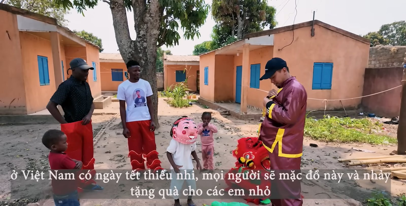 Vừa ủng hộ 300 triệu hỗ trợ đồng bào -'check Var' uy tín, team Quang Linh châu Phi tiếp tục làm một điều đặc biệt khiến ai nấy đều xúc động - Ảnh 3