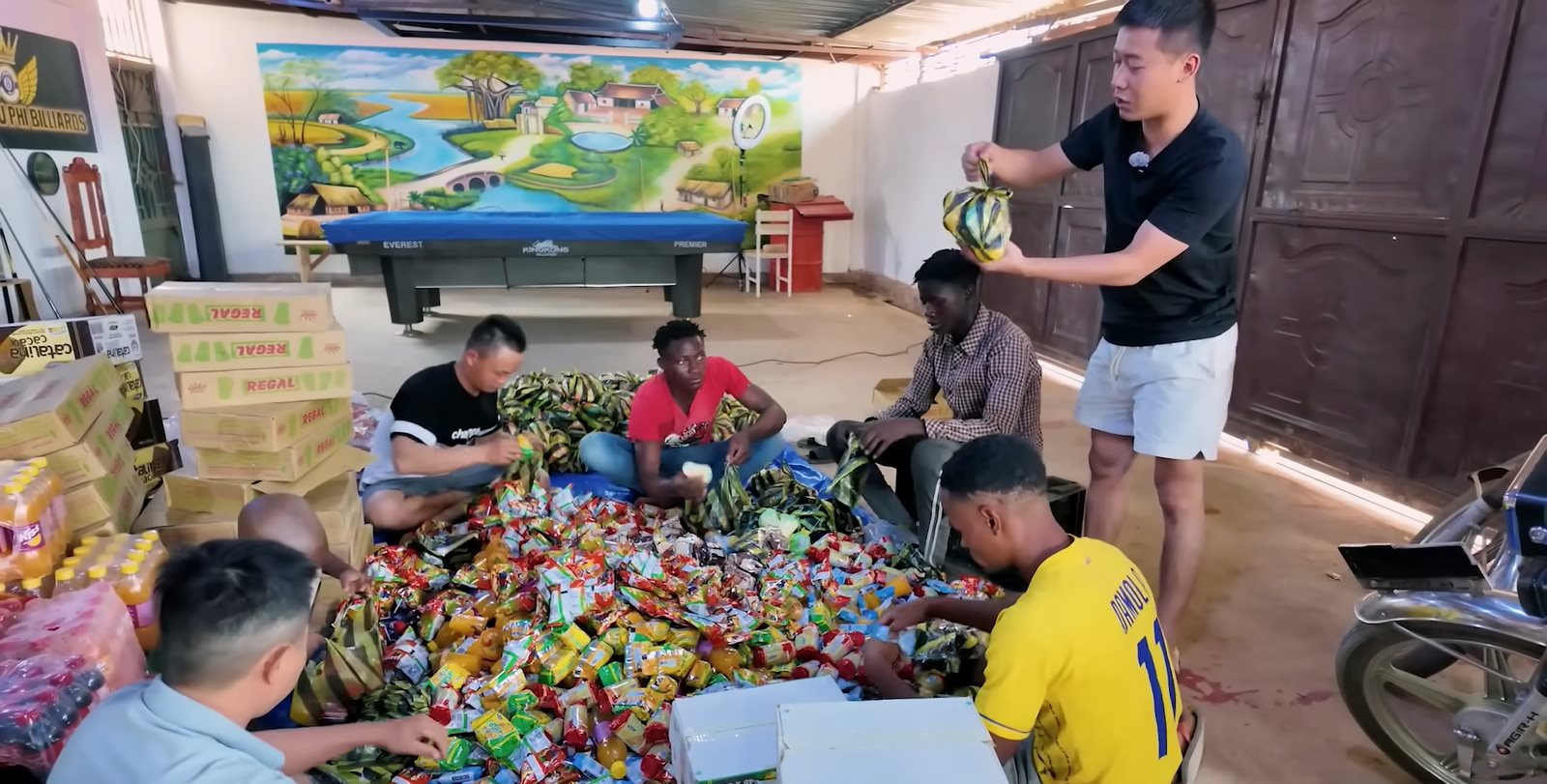 Vừa ủng hộ 300 triệu hỗ trợ đồng bào -'check Var' uy tín, team Quang Linh châu Phi tiếp tục làm một điều đặc biệt khiến ai nấy đều xúc động - Ảnh 6