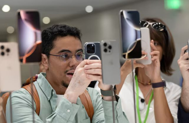 'Apple lẽ ra nên bán nửa giá' - người dùng tại một quốc gia giận dữ vì iPhone 16 thiếu tính năng hấp dẫn nhất - Ảnh 1