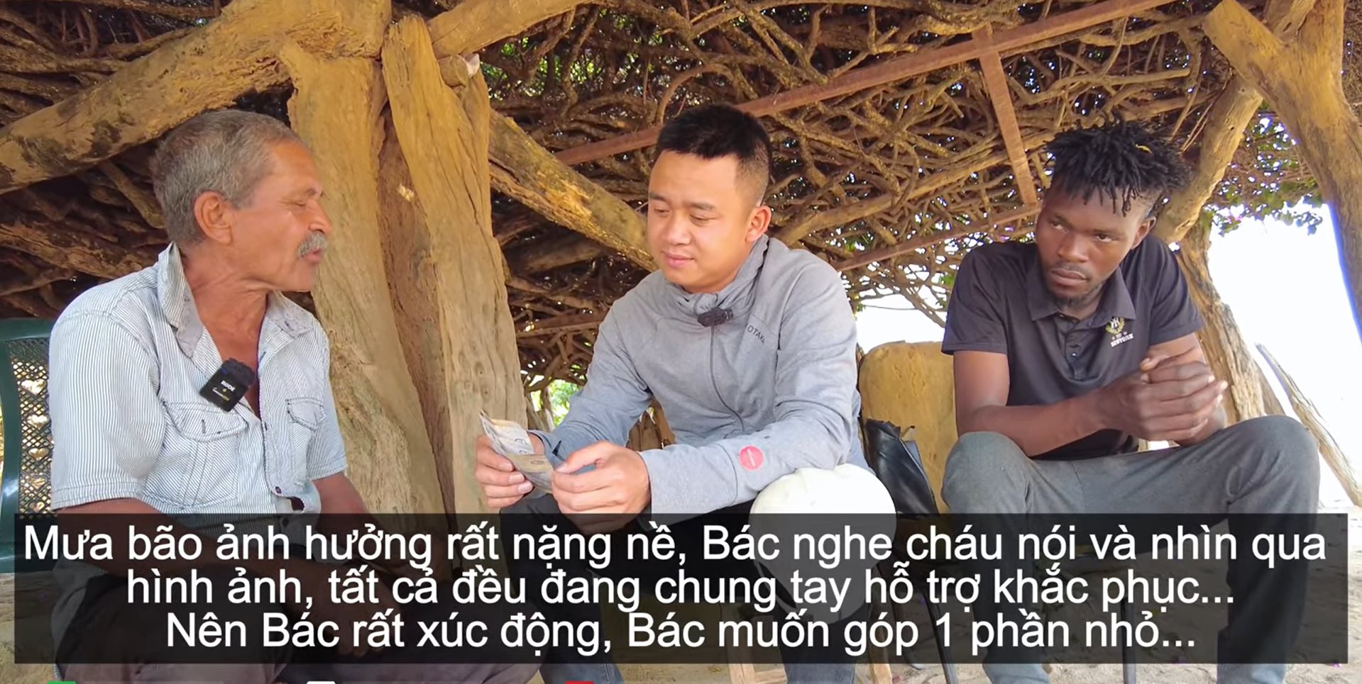 Team Quang Linh châu Phi bật khóc khi được người dân Angola gửi tiền ủng hộ đồng bào lũ lụt: "Người Việt đã giúp chúng tôi quá nhiều" - Ảnh 5