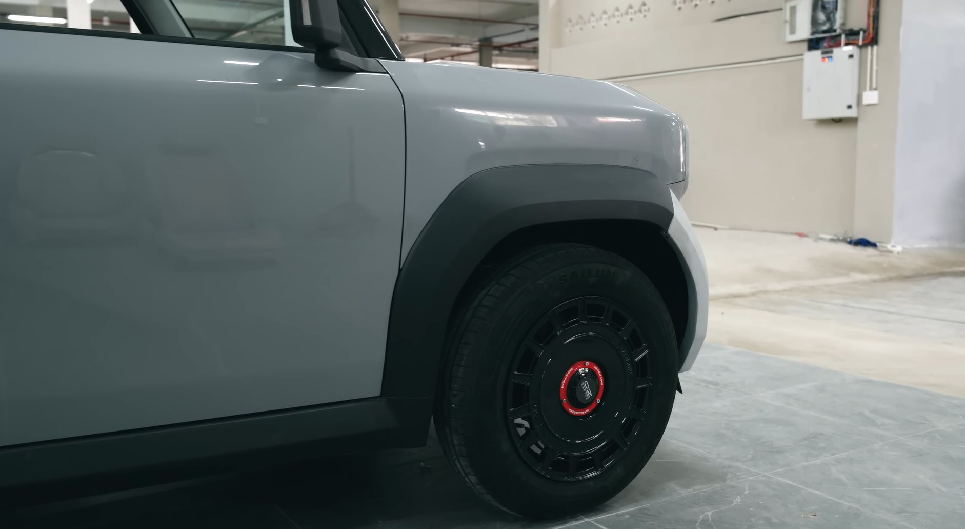 "Pháp sư" Mr Xuân Hoàn nhá hàng VinFast VF 3 bản nâng cấp: lột xác thành tiểu Defender, bộ mâm trên thế giới không có cái thứ 2 - Ảnh 4