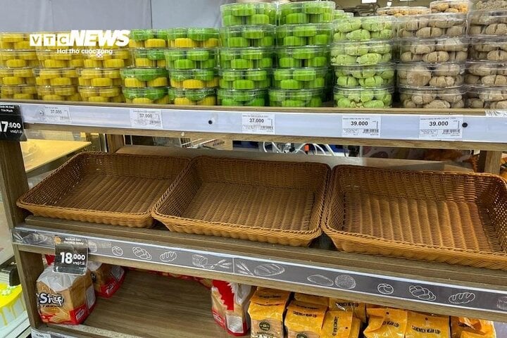 Người Hà Nội sục sôi tích thực phẩm trước siêu bão Yagi, nhiều chợ hết sạch đồ - Ảnh 4