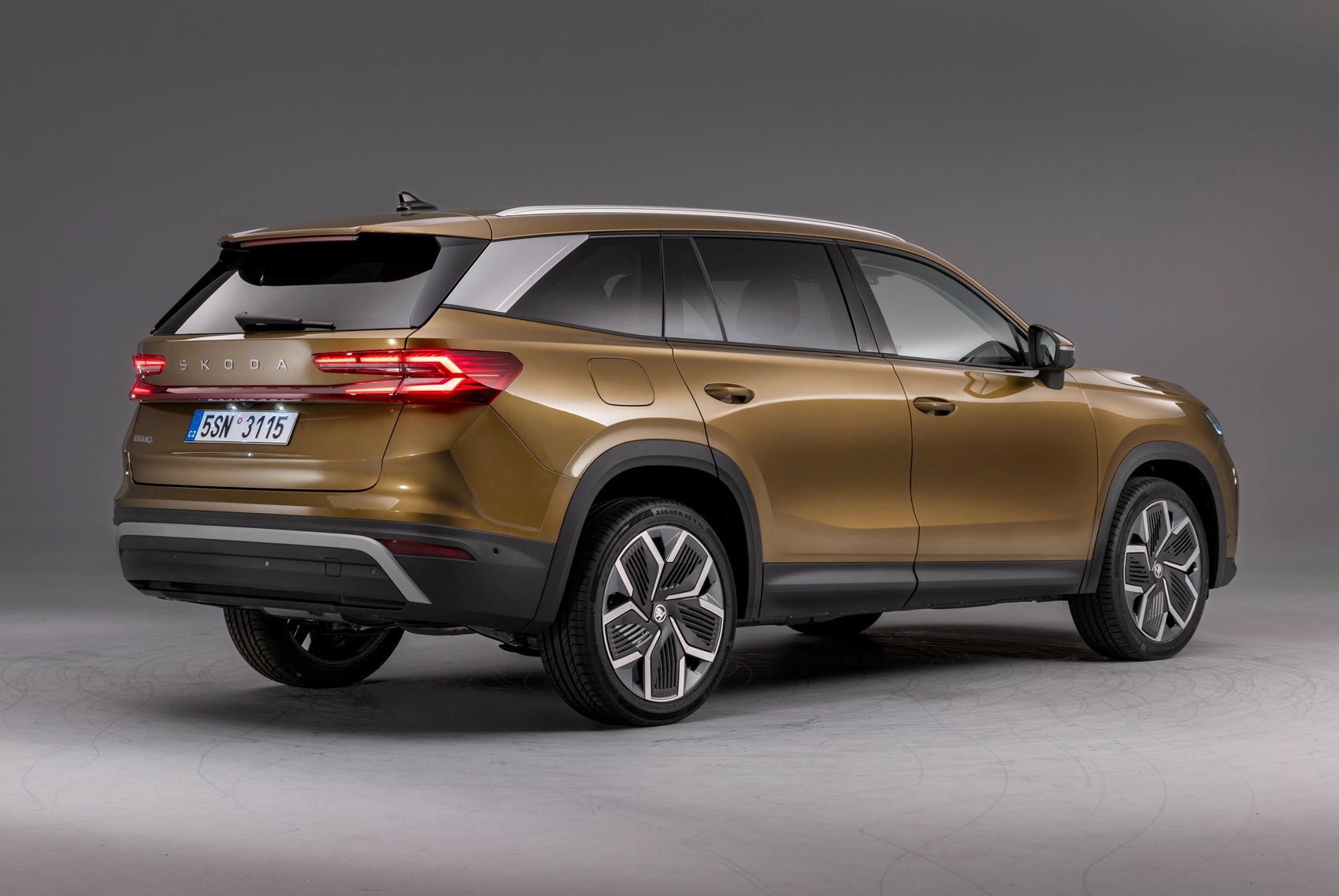 Skoda Kodiaq 2024 nhận cọc tại đại lý, hẹn về Việt Nam tháng sau: Dài hơn, 2 màn hình lớn, thêm công nghệ đấu Santa Fe - Ảnh 3