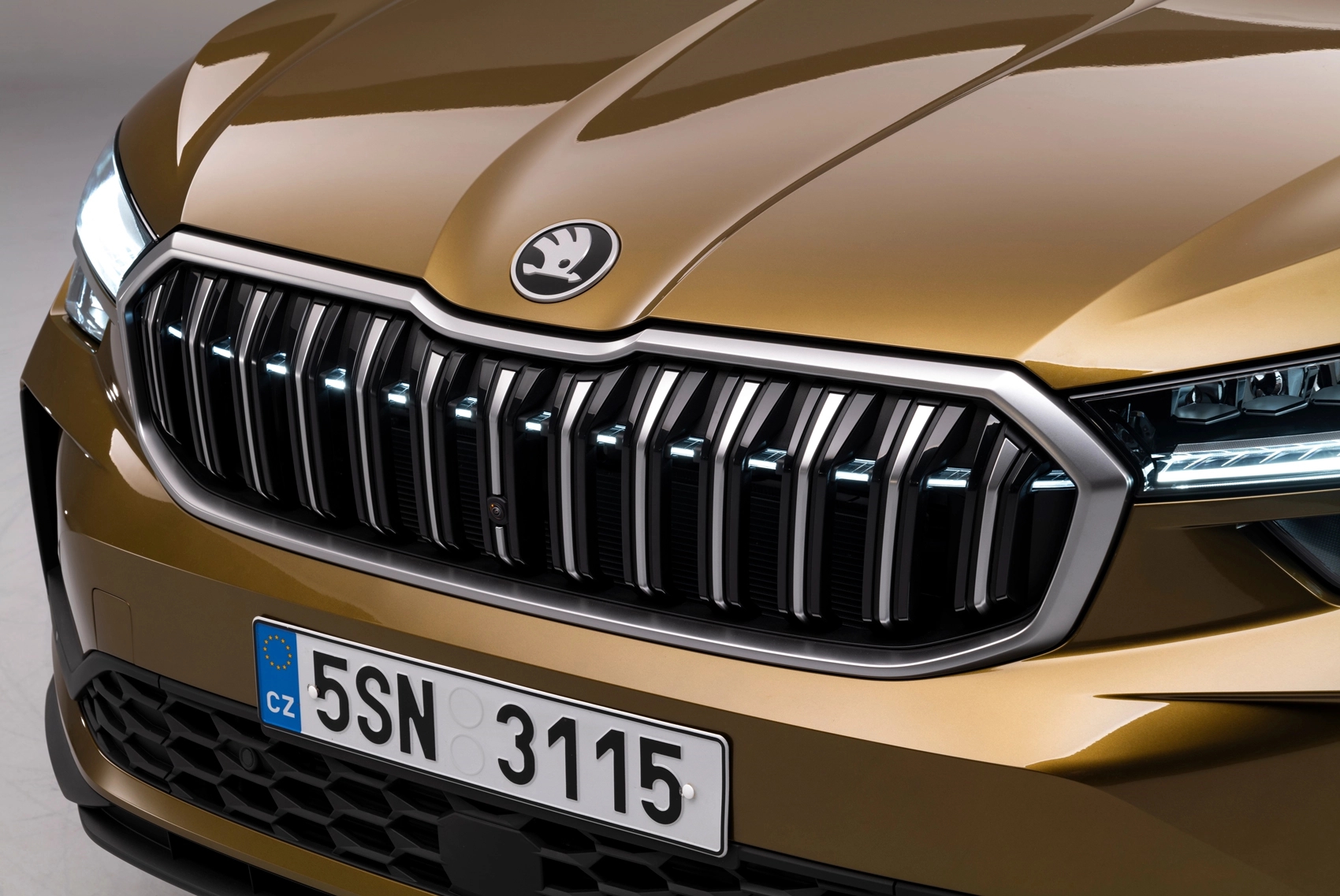 Skoda Kodiaq 2024 nhận cọc tại đại lý, hẹn về Việt Nam tháng sau: Dài hơn, 2 màn hình lớn, thêm công nghệ đấu Santa Fe - Ảnh 5