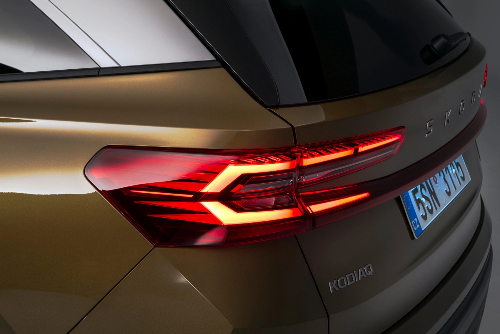 Skoda Kodiaq 2024 nhận cọc tại đại lý, hẹn về Việt Nam tháng sau: Dài hơn, 2 màn hình lớn, thêm công nghệ đấu Santa Fe - Ảnh 6