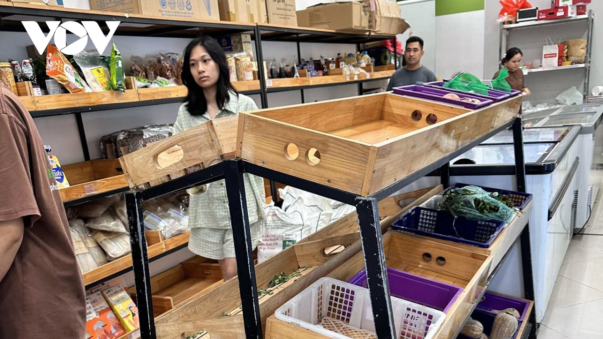 Dù giá tăng chóng mặt, thực phẩm, rau xanh tại nhiều siêu thị không còn để bán - Ảnh 9