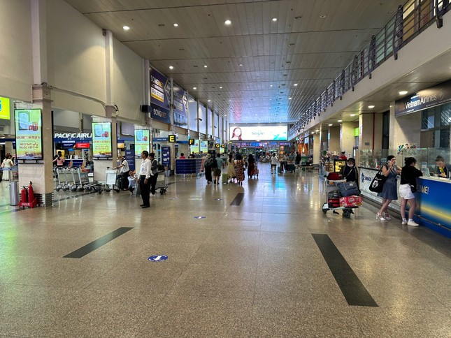 Sân bay Tân Sơn Nhất vắng như... không hề nghỉ lễ - Ảnh 2