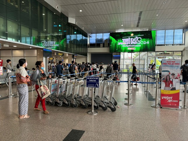 Sân bay Tân Sơn Nhất vắng như... không hề nghỉ lễ - Ảnh 1