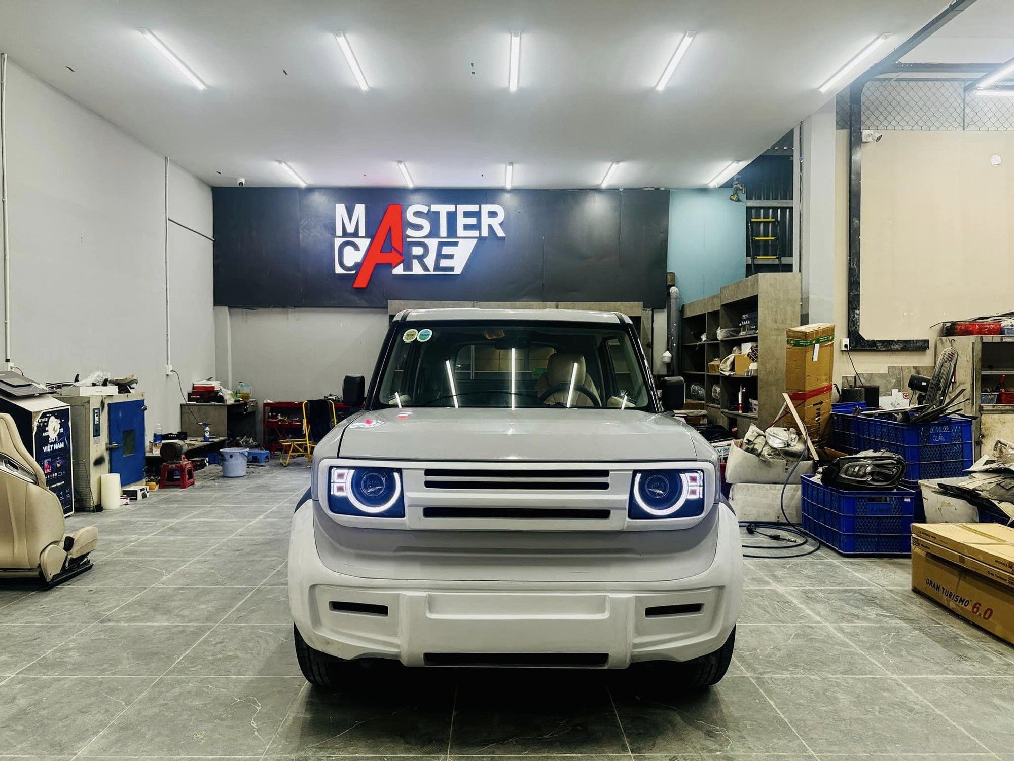 "Pháp sư" Mr Xuân Hoàn nhá hàng VinFast VF 3 bản nâng cấp: lột xác thành tiểu Defender, bộ mâm trên thế giới không có cái thứ 2 - Ảnh 1