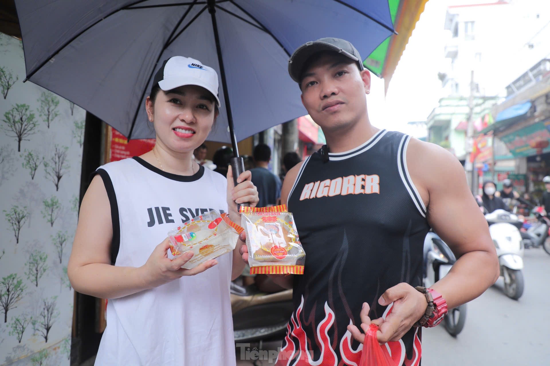 Xếp hàng mua bánh trung thu ở làng nghề nổi tiếng nhất Hà Nội - Ảnh 7