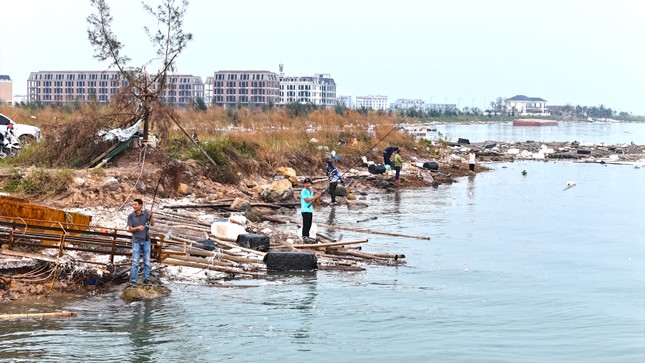 Nghề 'hot' sau bão ở Hạ Long, ngồi chơi cũng kiếm tiền triệu - Ảnh 2
