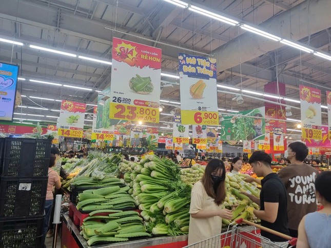Hà Nội: Siêu thị bất ngờ giảm giá thực phẩm sau bão - Ảnh 4