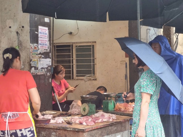 Hà Nội: Siêu thị bất ngờ giảm giá thực phẩm sau bão - Ảnh 1