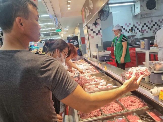 Hà Nội: Siêu thị bất ngờ giảm giá thực phẩm sau bão - Ảnh 3