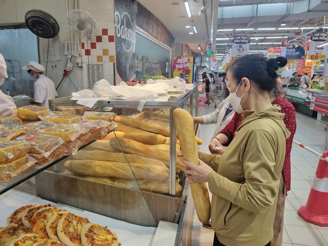 Hà Nội: Siêu thị bất ngờ giảm giá thực phẩm sau bão - Ảnh 6