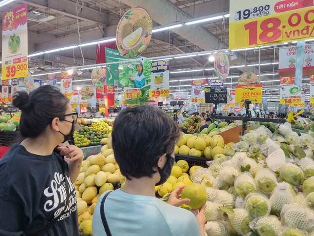 Hà Nội: Siêu thị bất ngờ giảm giá thực phẩm sau bão - Ảnh 5