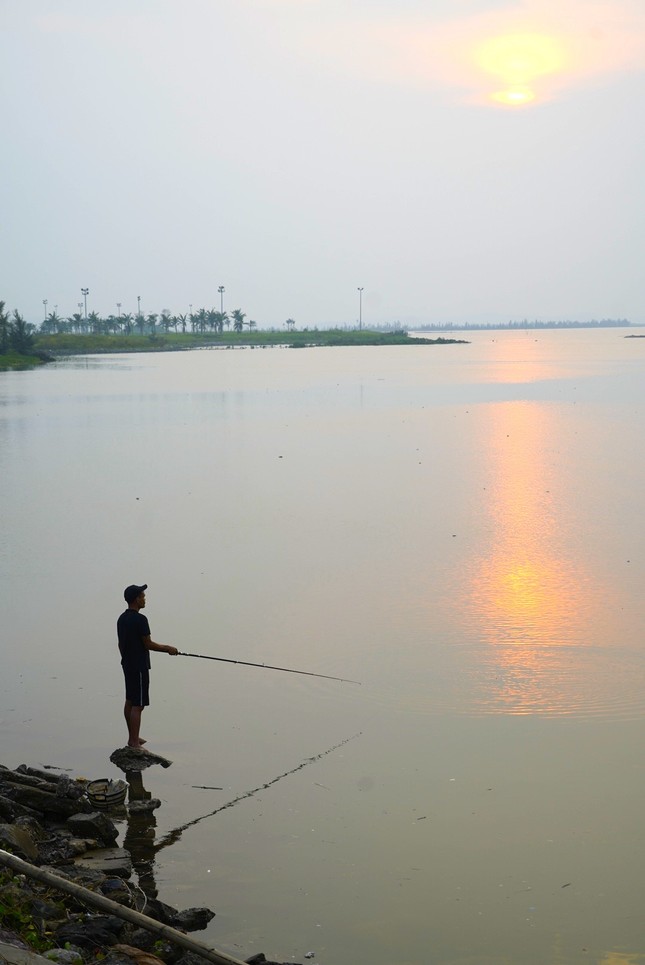 Nghề 'hot' sau bão ở Hạ Long, ngồi chơi cũng kiếm tiền triệu - Ảnh 12