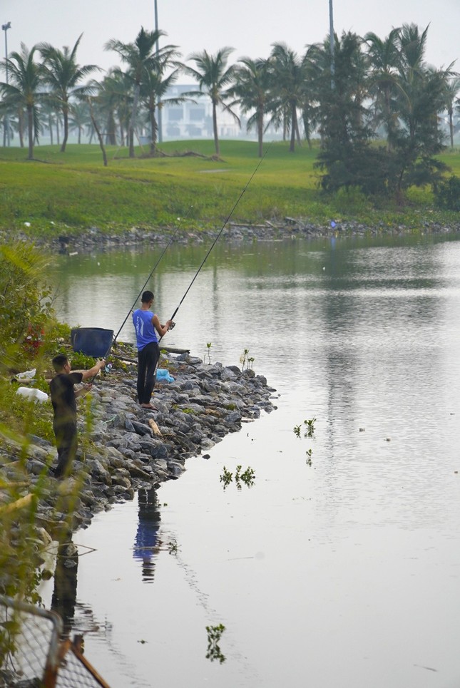 Nghề 'hot' sau bão ở Hạ Long, ngồi chơi cũng kiếm tiền triệu - Ảnh 11