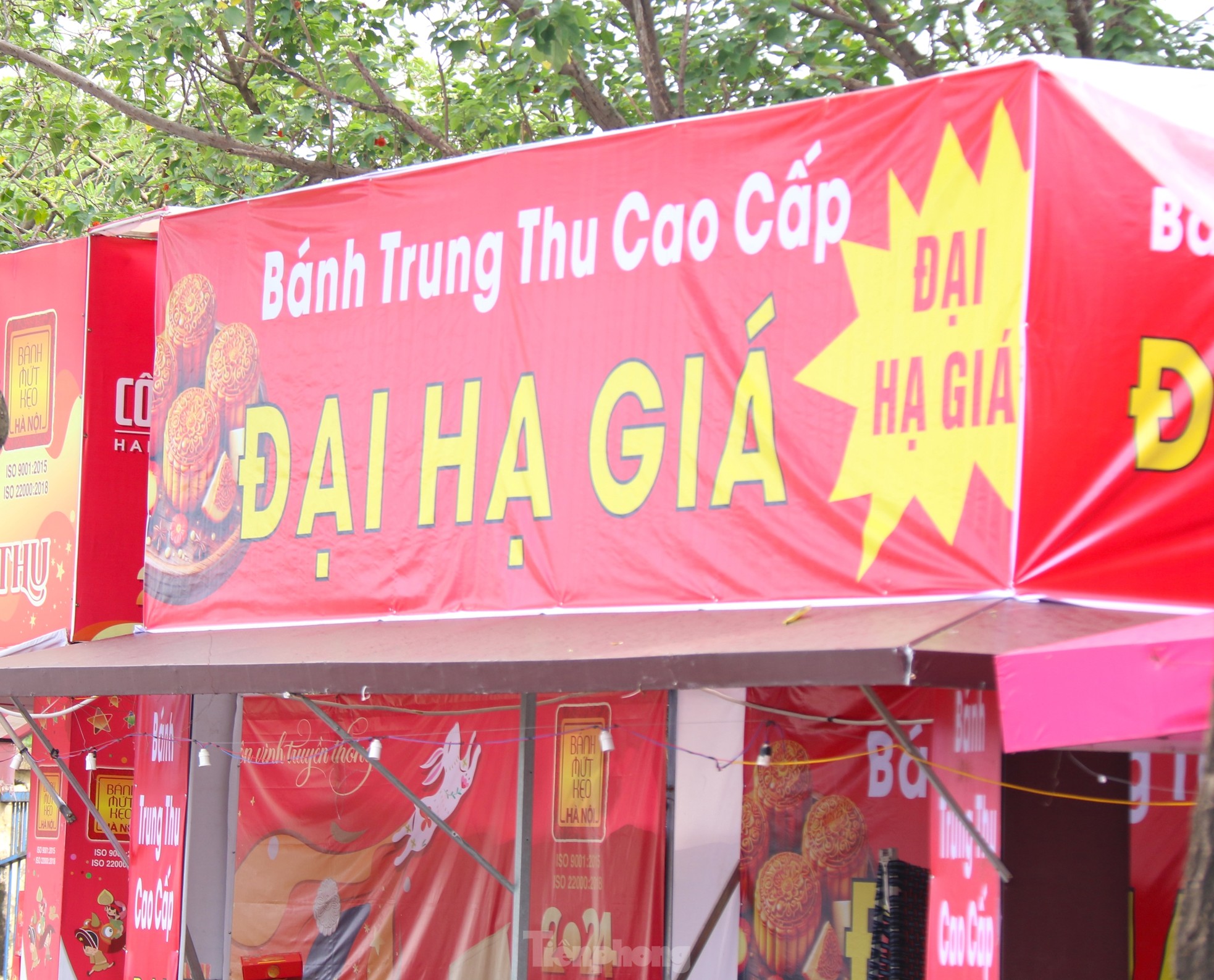 Hà Nội: Bánh trung thu đại hạ giá vẫn ế - Ảnh 3