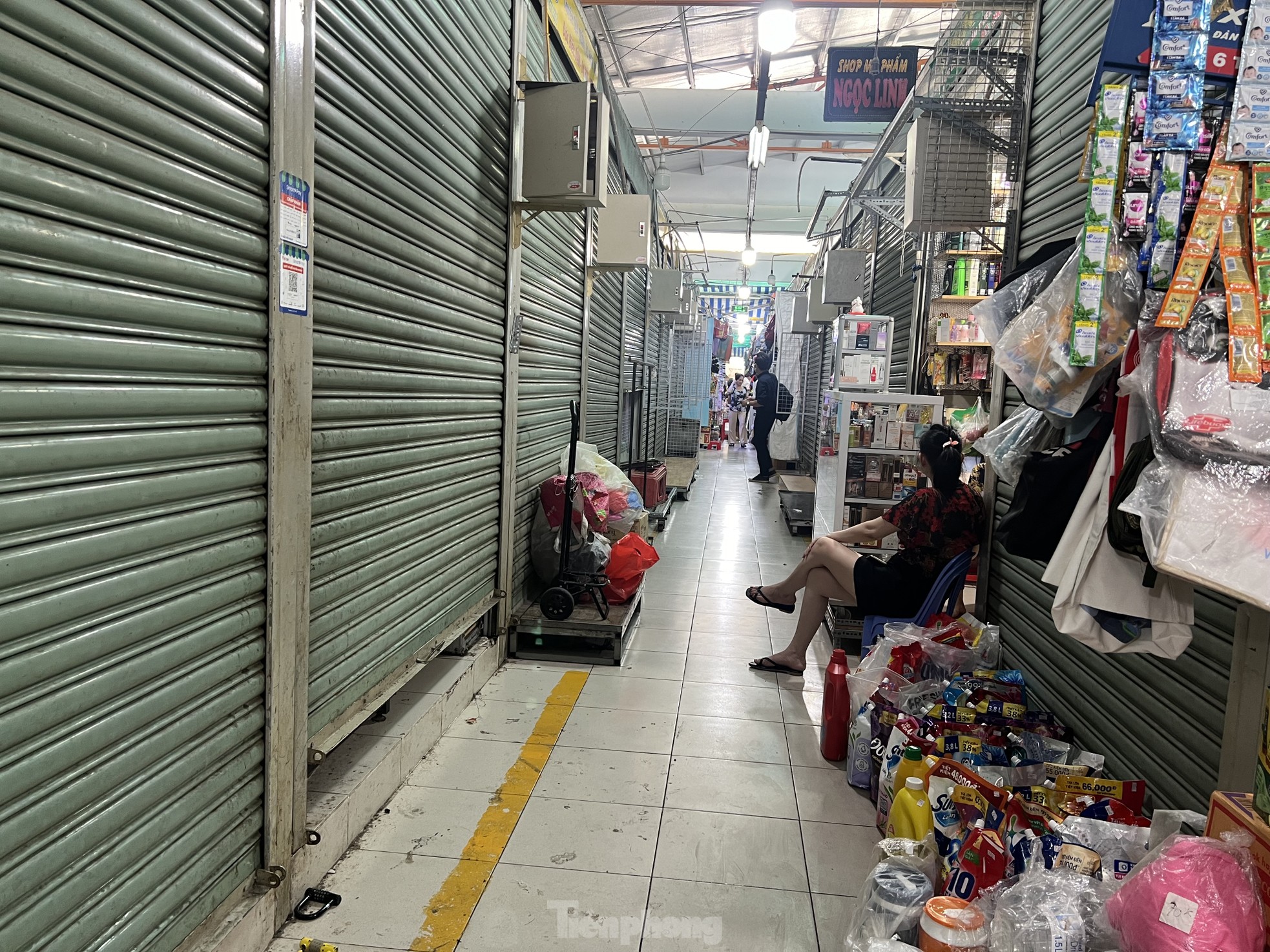 Cảnh đìu hiu lạ thường tại chợ truyền thống ở TPHCM dịp lễ - Ảnh 12