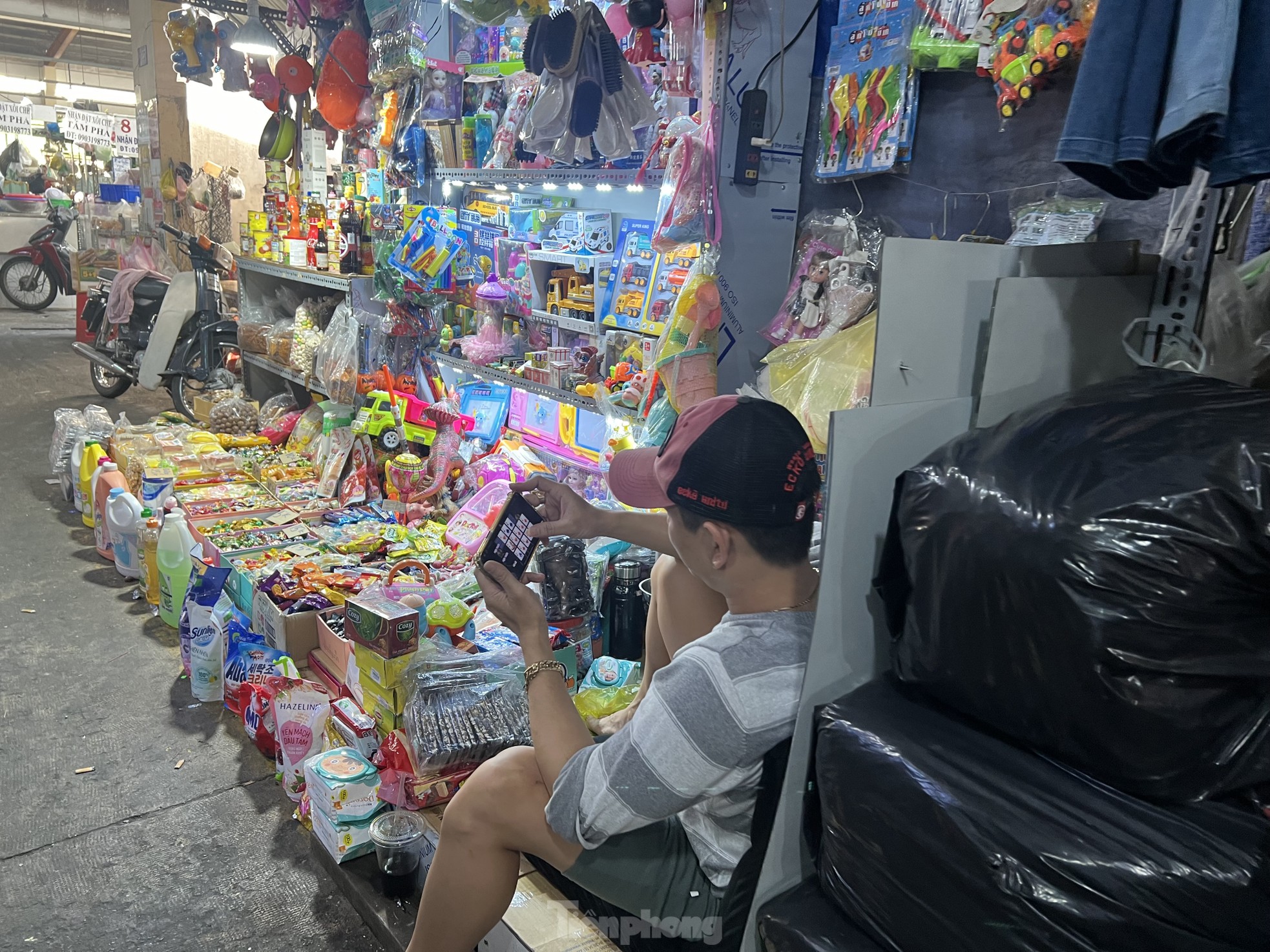 Cảnh đìu hiu lạ thường tại chợ truyền thống ở TPHCM dịp lễ - Ảnh 10