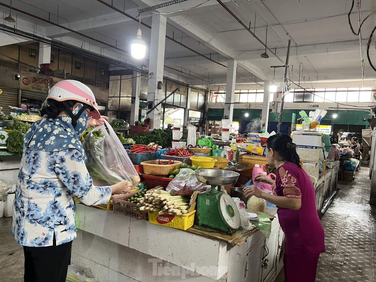 Cảnh đìu hiu lạ thường tại chợ truyền thống ở TPHCM dịp lễ - Ảnh 4