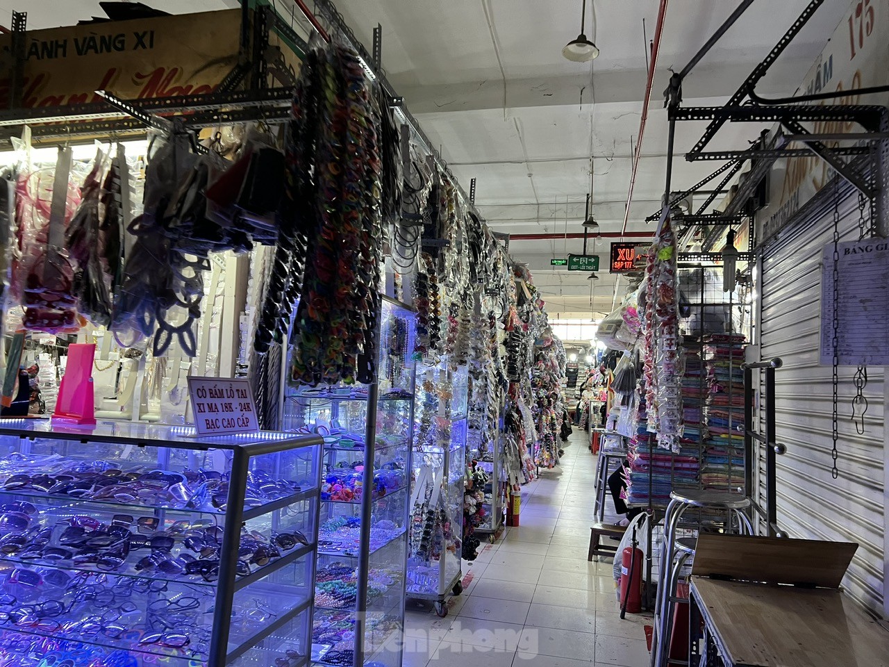 Cảnh đìu hiu lạ thường tại chợ truyền thống ở TPHCM dịp lễ - Ảnh 2