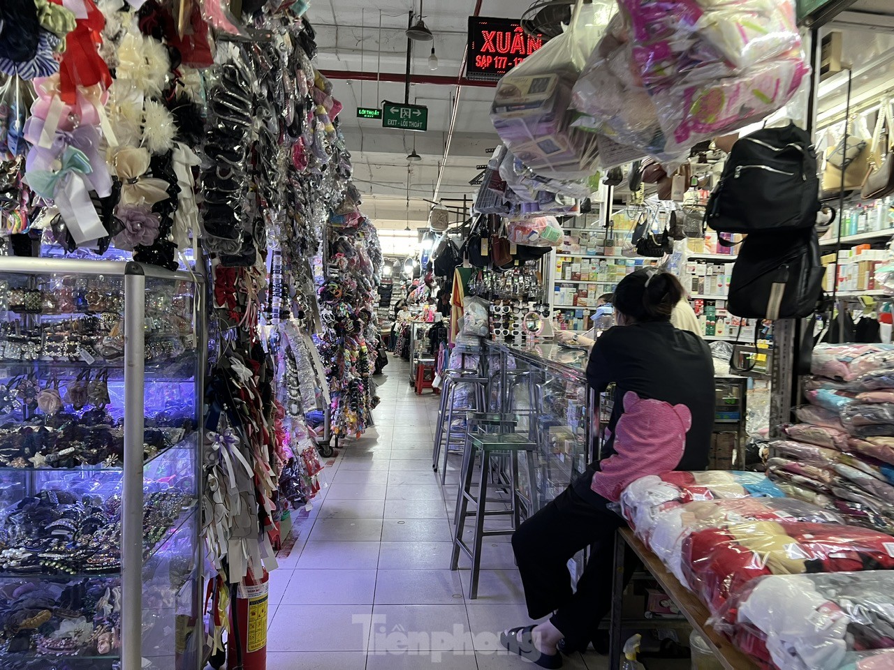 Cảnh đìu hiu lạ thường tại chợ truyền thống ở TPHCM dịp lễ - Ảnh 1