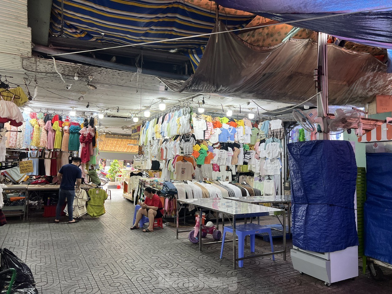 Cảnh đìu hiu lạ thường tại chợ truyền thống ở TPHCM dịp lễ - Ảnh 9