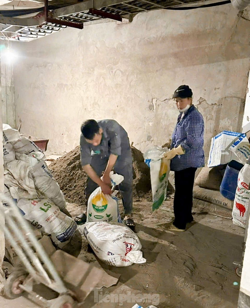 Hà Nội đường phố vắng vẻ, người dân tranh thủ đi chợ, siêu thị mua đồ ăn - Ảnh 15