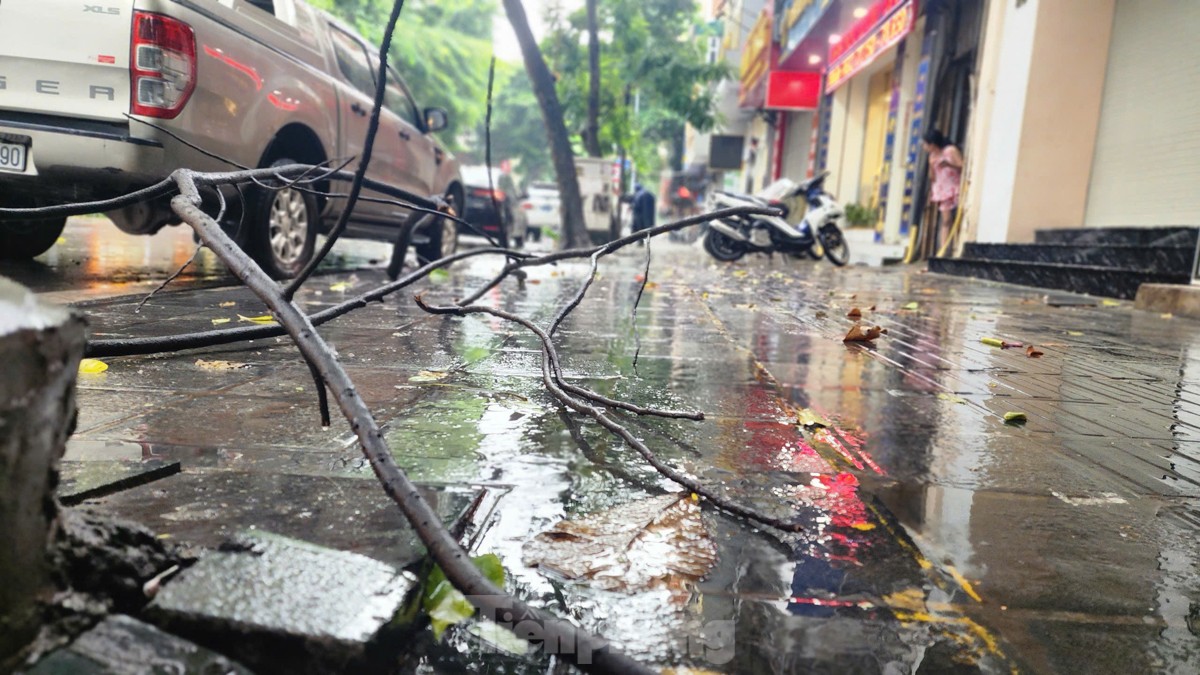 Hà Nội đường phố vắng vẻ, người dân tranh thủ đi chợ, siêu thị mua đồ ăn - Ảnh 9