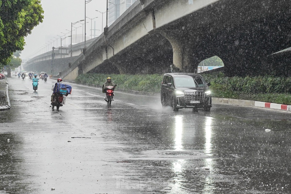 Hà Nội đường phố vắng vẻ, người dân tranh thủ đi chợ, siêu thị mua đồ ăn - Ảnh 17