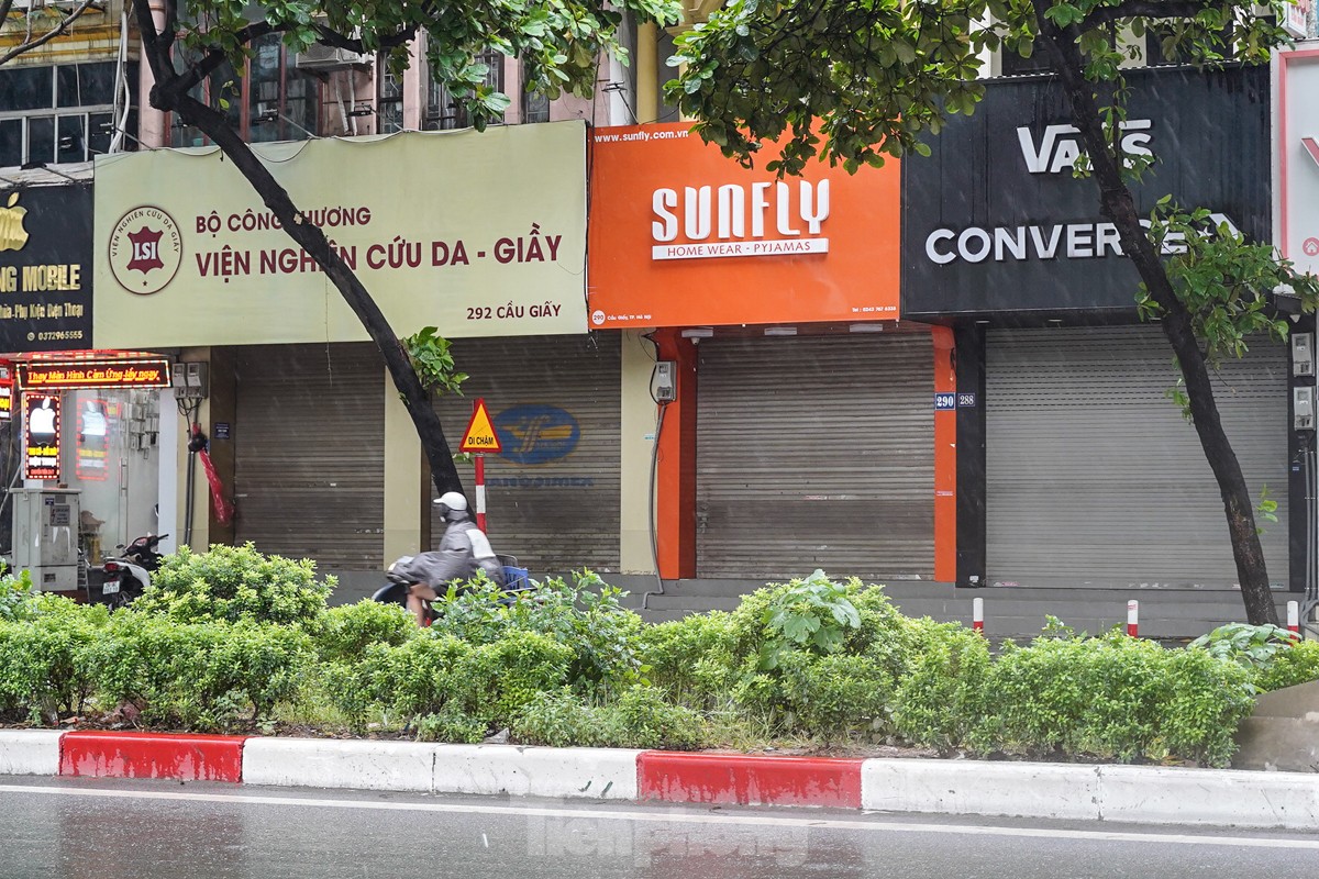 Hà Nội đường phố vắng vẻ, người dân tranh thủ đi chợ, siêu thị mua đồ ăn - Ảnh 11