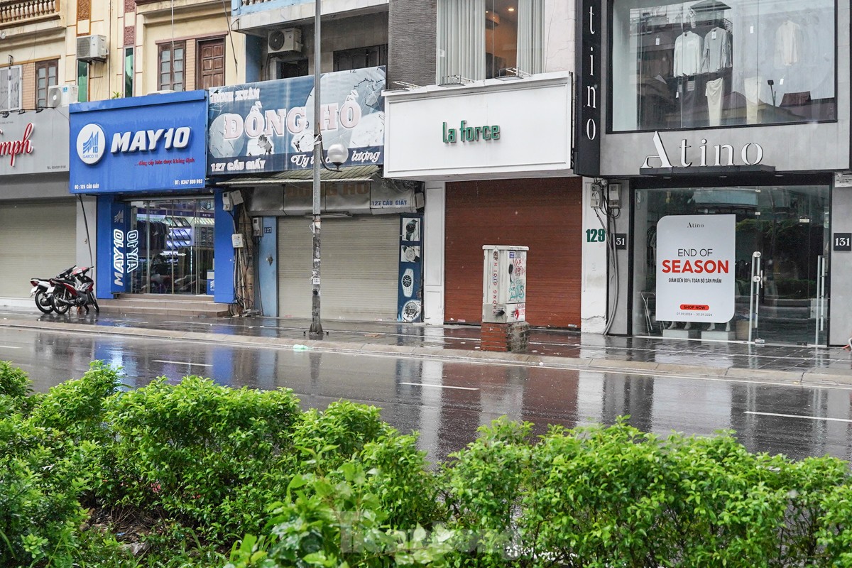 Hà Nội đường phố vắng vẻ, người dân tranh thủ đi chợ, siêu thị mua đồ ăn - Ảnh 12