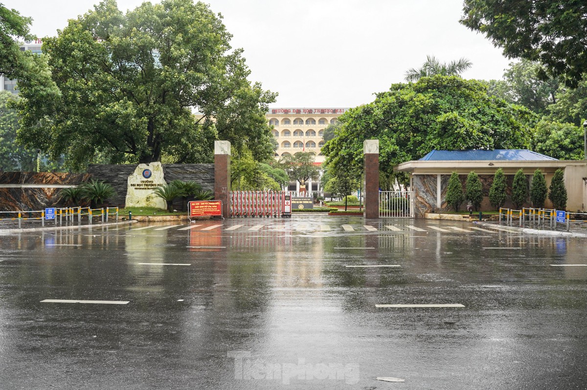 Hà Nội đường phố vắng vẻ, người dân tranh thủ đi chợ, siêu thị mua đồ ăn - Ảnh 13