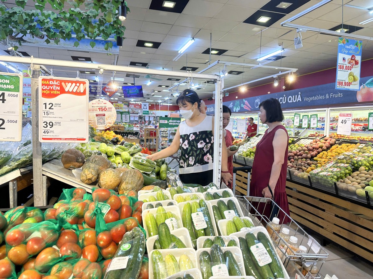 Hà Nội đường phố vắng vẻ, người dân tranh thủ đi chợ, siêu thị mua đồ ăn - Ảnh 5