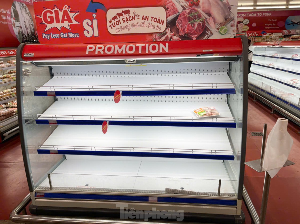 Hà Nội đường phố vắng vẻ, người dân tranh thủ đi chợ, siêu thị mua đồ ăn - Ảnh 6