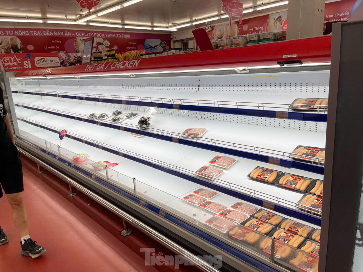 Hà Nội đường phố vắng vẻ, người dân tranh thủ đi chợ, siêu thị mua đồ ăn - Ảnh 7