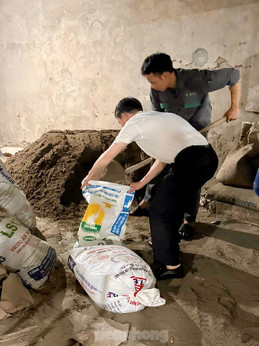 Hà Nội đường phố vắng vẻ, người dân tranh thủ đi chợ, siêu thị mua đồ ăn - Ảnh 16