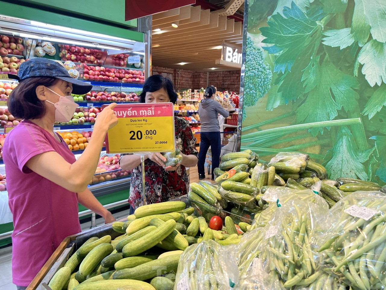 Khuyến mãi 'sập sàn', người dân TPHCM đổ vào trung tâm thương mại mua sắm dịp 2/9 - Ảnh 2