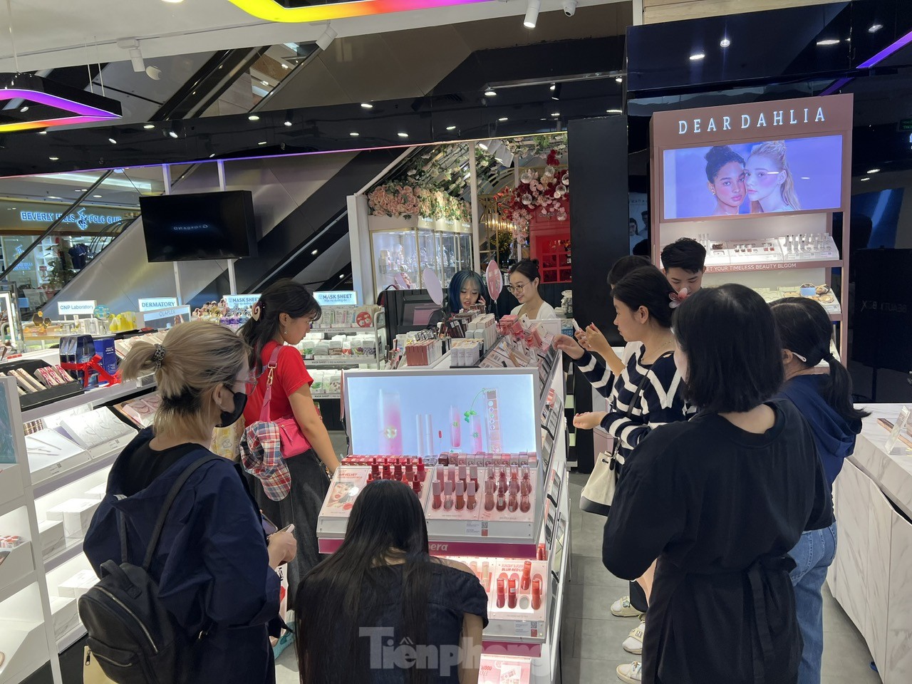 Khuyến mãi 'sập sàn', người dân TPHCM đổ vào trung tâm thương mại mua sắm dịp 2/9 - Ảnh 13