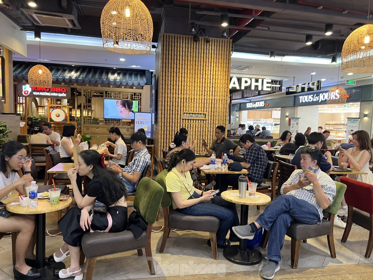 Khuyến mãi 'sập sàn', người dân TPHCM đổ vào trung tâm thương mại mua sắm dịp 2/9 - Ảnh 12