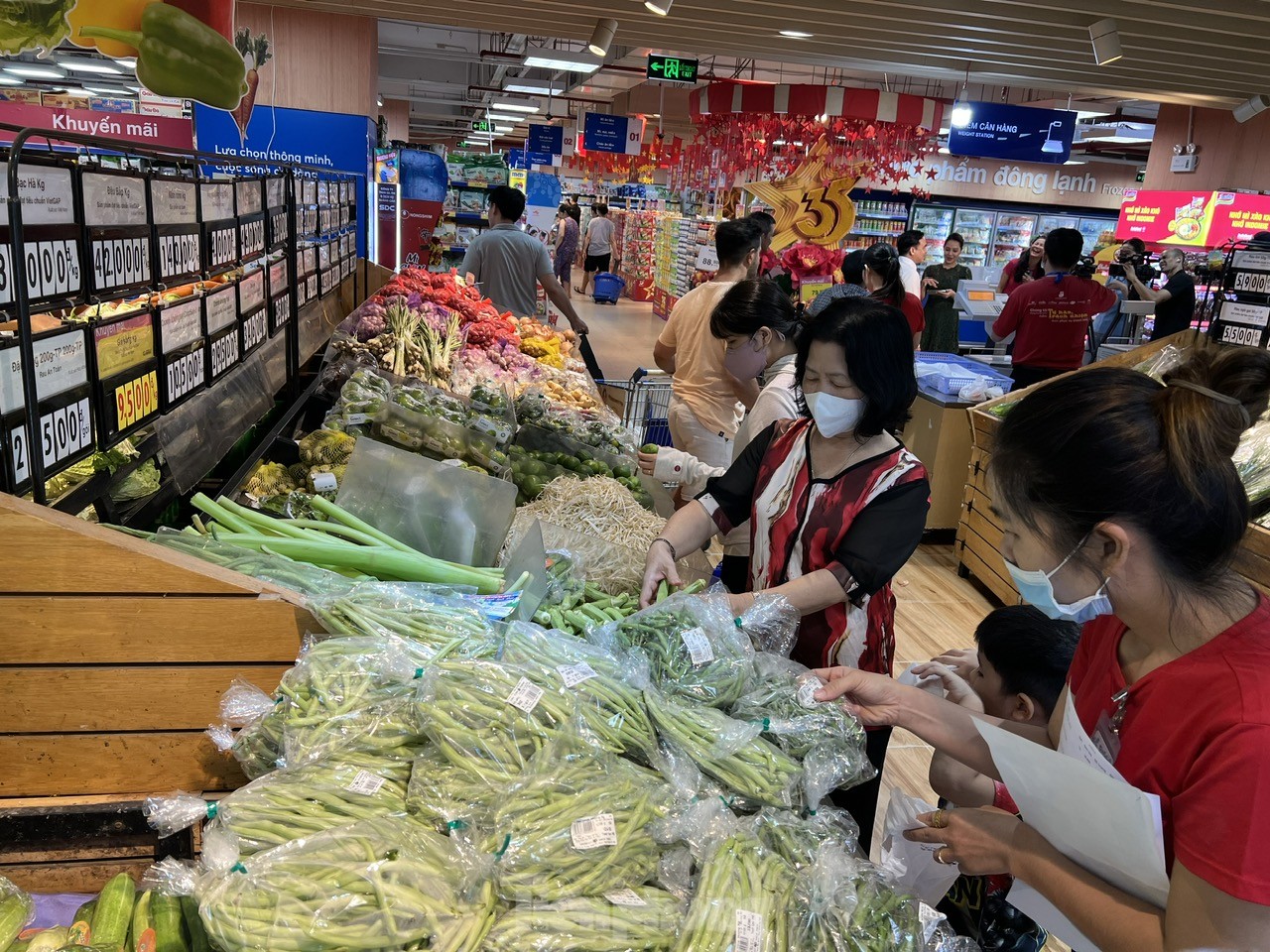 Khuyến mãi 'sập sàn', người dân TPHCM đổ vào trung tâm thương mại mua sắm dịp 2/9 - Ảnh 4