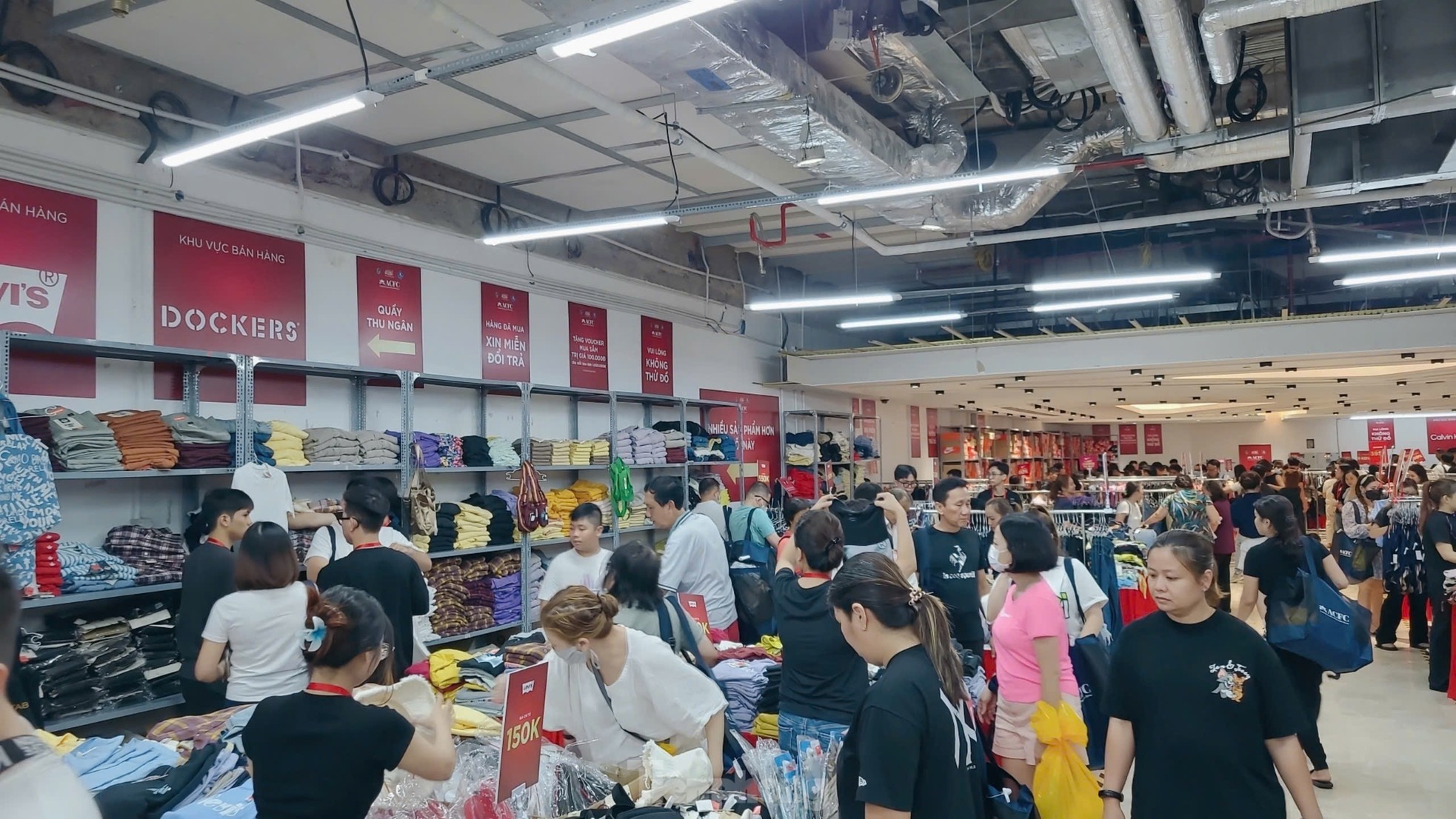 Khuyến mãi 'sập sàn', người dân TPHCM đổ vào trung tâm thương mại mua sắm dịp 2/9 - Ảnh 10