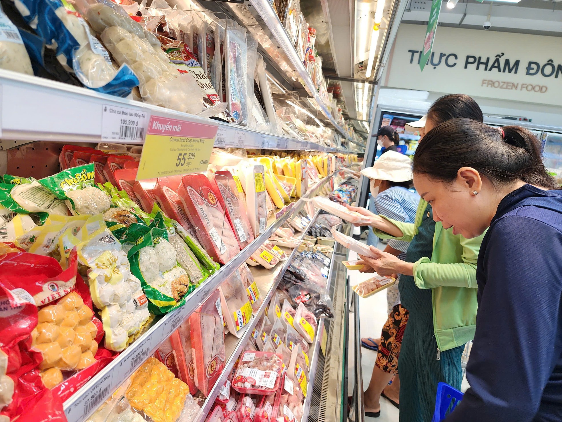 Khuyến mãi 'sập sàn', người dân TPHCM đổ vào trung tâm thương mại mua sắm dịp 2/9 - Ảnh 3