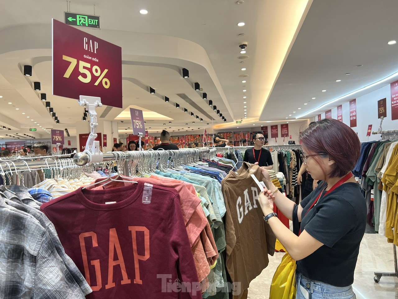 Khuyến mãi 'sập sàn', người dân TPHCM đổ vào trung tâm thương mại mua sắm dịp 2/9 - Ảnh 9